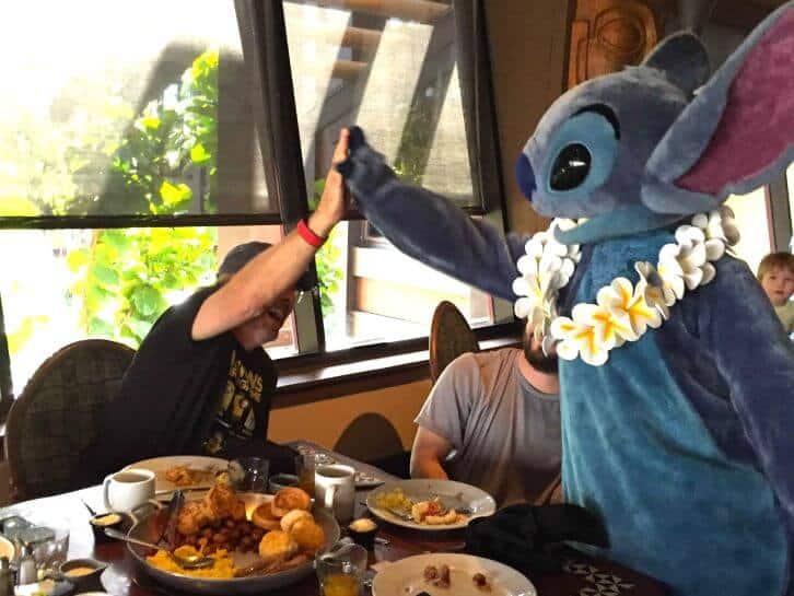 high five stitch at ohana breakfast